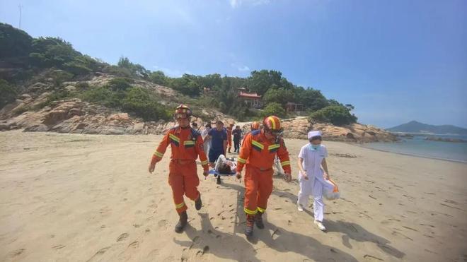 ”！打卡拍照再美也不能用生命对焦爱游戏ayx网站警惕拍照“雷区(图8)